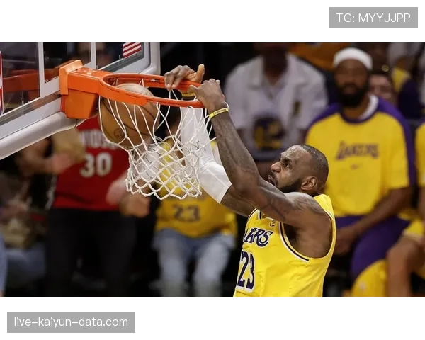 埃文·莫布里内线防守拉开篮下空间提升湖人进攻效率