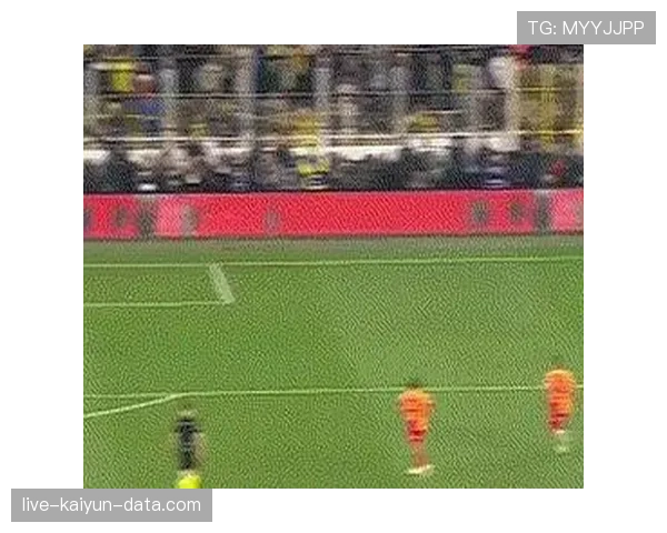 足球规则中“有意触球”如何界定？裁判判罚手球犯规的关键依据