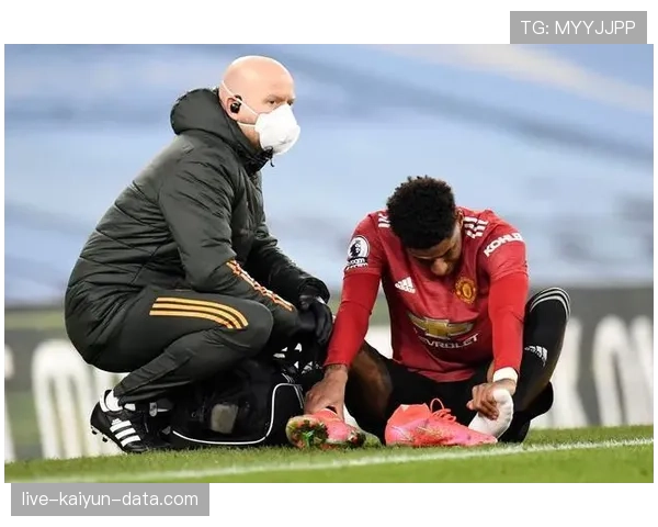 曼联防线失误问题影响关键战表现，赛季稳定性面临考验